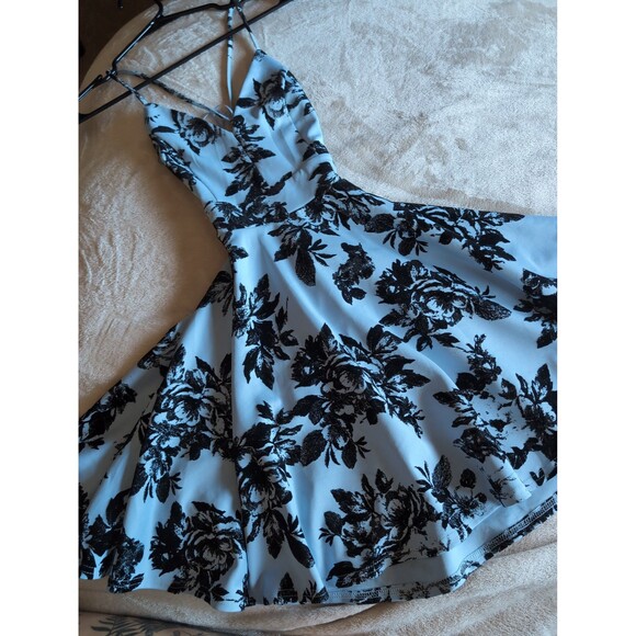 Windsor Dresses & Skirts - Blue Windsor dress size xs floral